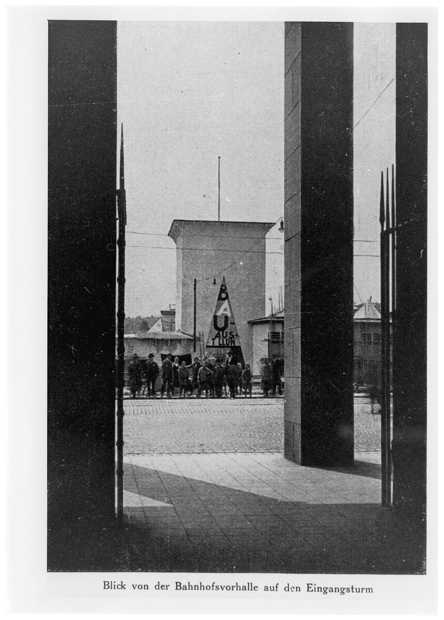 Blick aus der Kleinen Schalterhalle des neuen Hauptbahnhofs auf den Haupteingang der Bauausstellung (Stadtarchiv Stuttgart Signatur: F_44286)