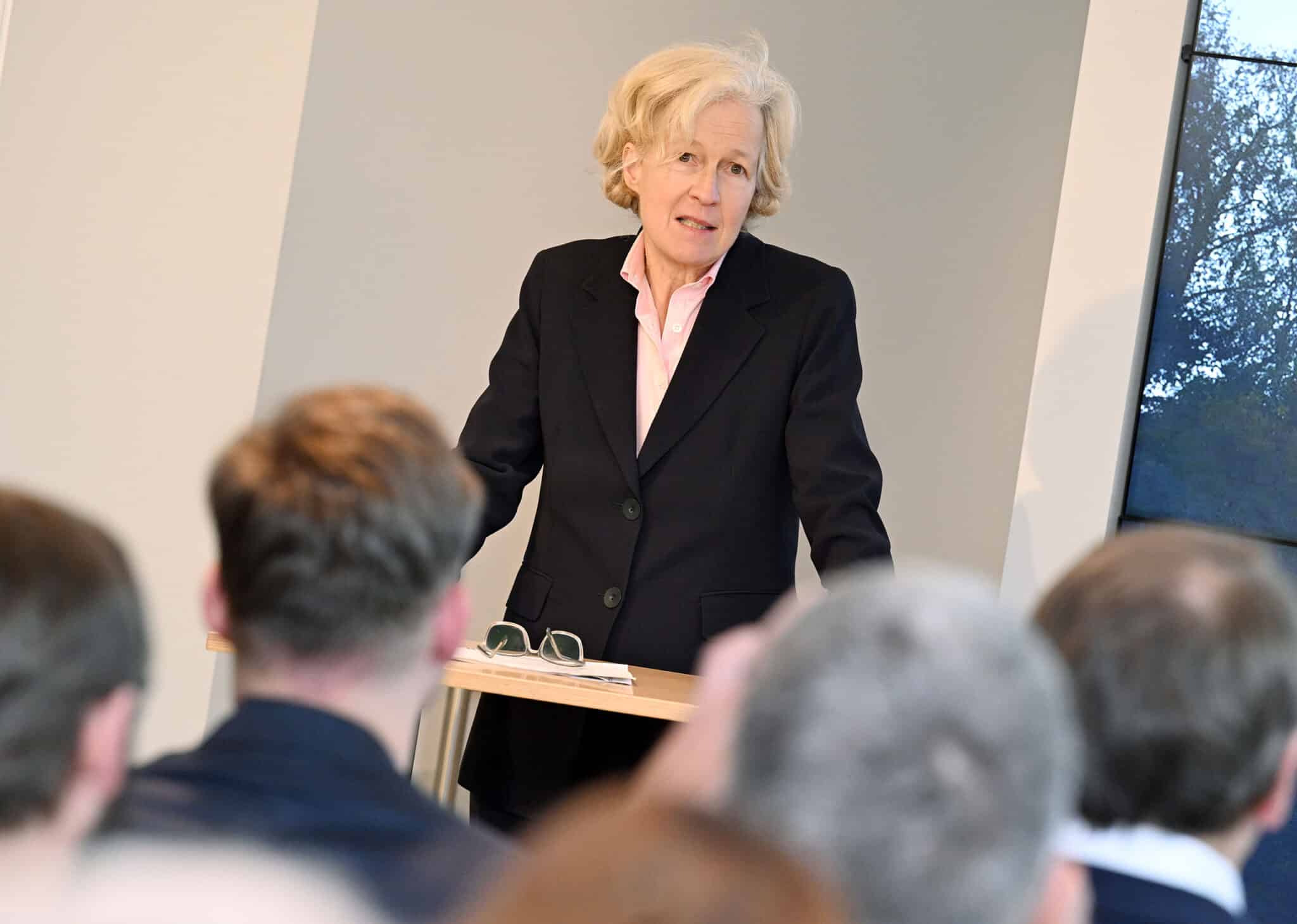 Dr. Gabriele König bei der Pressekonferenz der IBA’27 am 20.12.24 in Stuttgart (Bild: IBA’27 / Franziska Kraufmann)